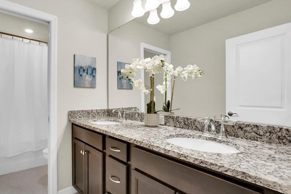 Hall Bathroom 4 Upstairs
Tub/Shower Combo