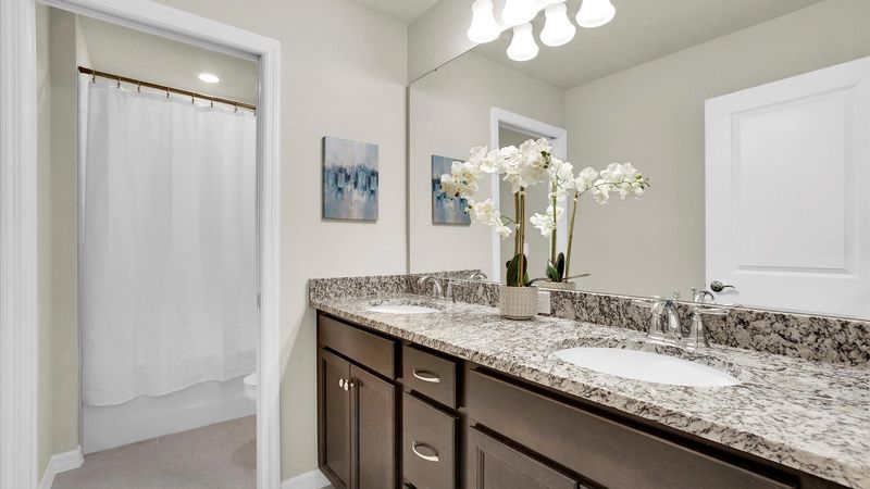 Hall Bathroom 4 Upstairs
Tub/Shower Combo