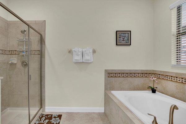 Master King Bathroom 1 (Angle)
TUB & SHOWER