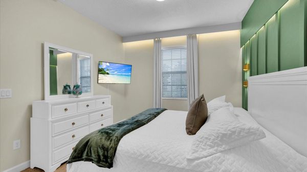 King Bedroom 2 (Angle)
43" Smart TV