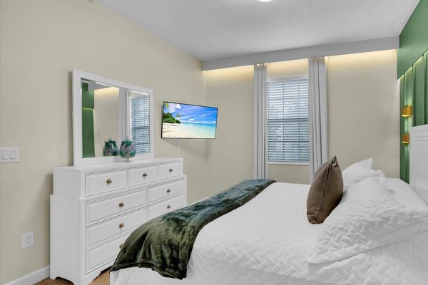 King Bedroom 2 (Angle)
43" Smart TV