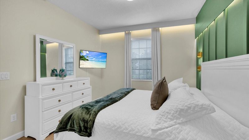 King Bedroom 2 (Angle)
43" Smart TV