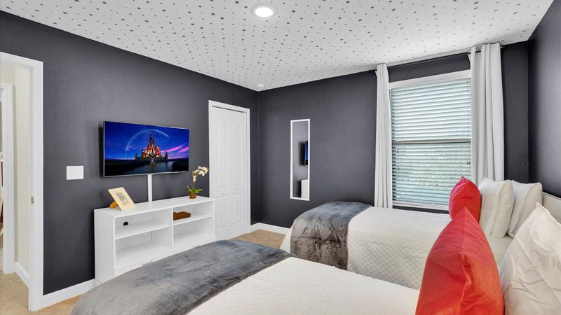 Two Twins Bedroom 8  (Angle)
43" Smart TV