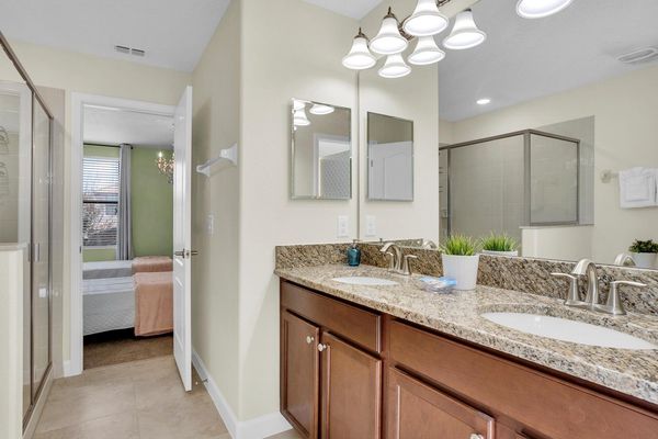 Shared Bathroom 3
SHOWER