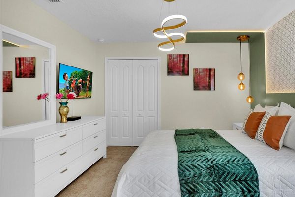 Queen Bedroom 5 Upstairs
Shared Bathroom
43" Smart TV