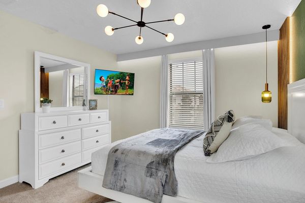 Queen Bedroom 4 (Angle)
43" Smart TV