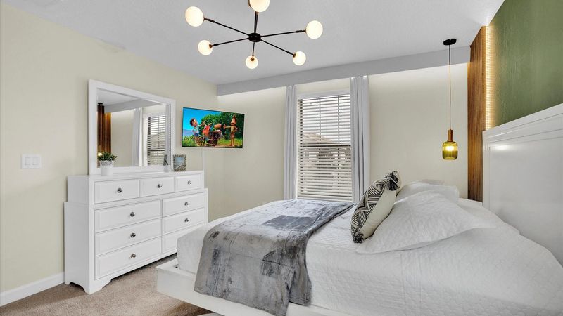 Queen Bedroom 4 (Angle)
43" Smart TV