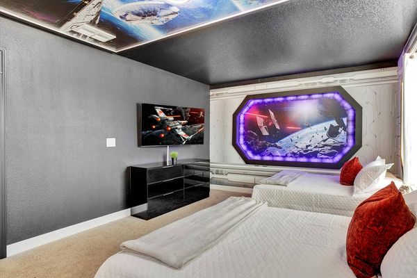 Three Doubles Bedroom 9
(Angle)
55" Smart TV