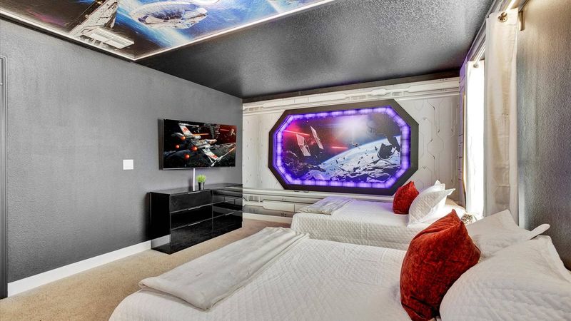 Three Doubles Bedroom 9
(Angle)
55" Smart TV