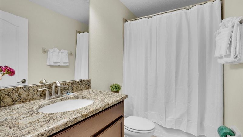 Hall Bathroom 5
TUB/SHOWER COMBO