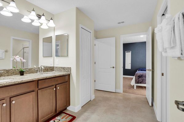 Shared Bathroom 4
SHOWER