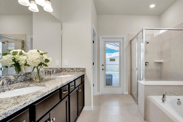 Master King Bathroom 1 Downstairs
Tub & Shower