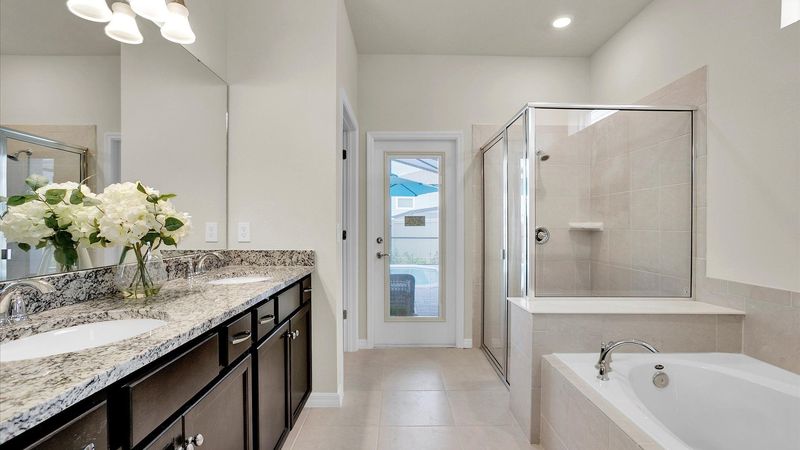 Master King Bathroom 1 Downstairs
Tub & Shower