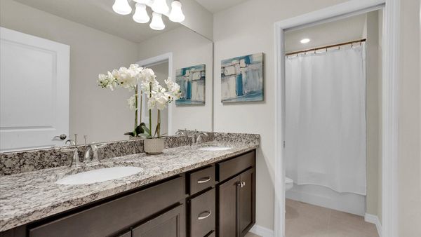 Hall Bathroom 4 Upstairs
Tub/Shower Combo