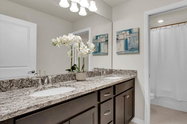 Hall Bathroom 4 Upstairs
Tub/Shower Combo