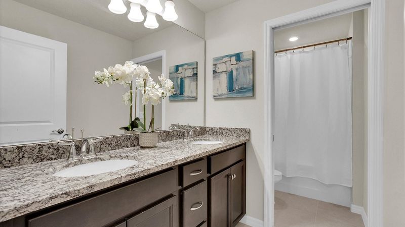 Hall Bathroom 4 Upstairs
Tub/Shower Combo