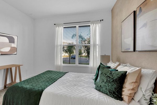 Queen Bedroom 3 (Angle)
50" Roku TV