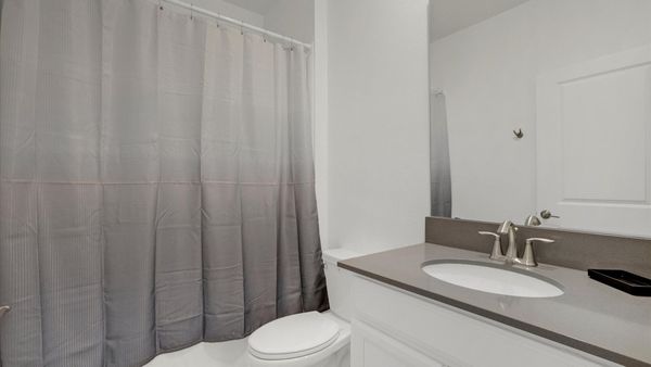Hall Bathroom 4 Upstairs
Tub/Shower Combo