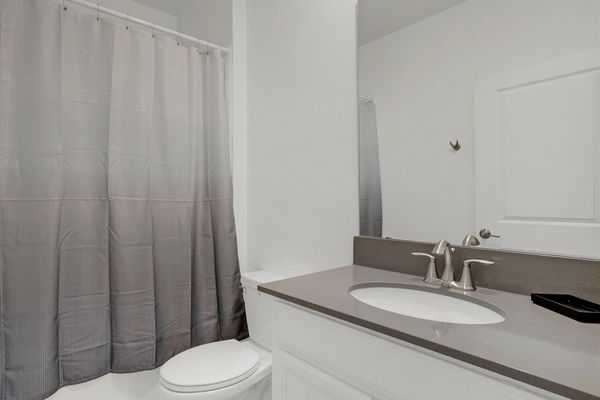 Hall Bathroom 4 Upstairs
Tub/Shower Combo