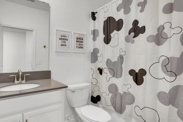 Hall Bathroom 5 Upstairs
Tub/Shower Combo