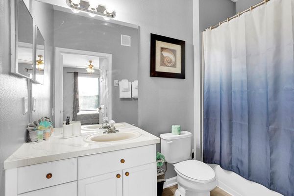 Master King Bathroom 1
Tub/Shower Combo