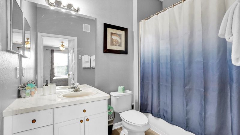 Master King Bathroom 1
Tub/Shower Combo