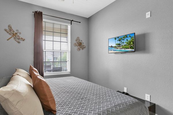 King Bedroom 3 (Angle)
32" Smart TV