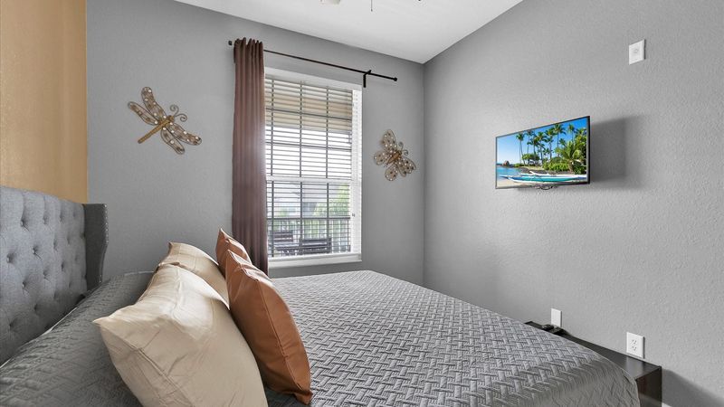 King Bedroom 3 (Angle)
32" Smart TV