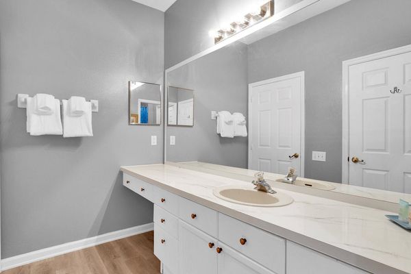 Shared Bathroom 2
Tub/Shower Combo