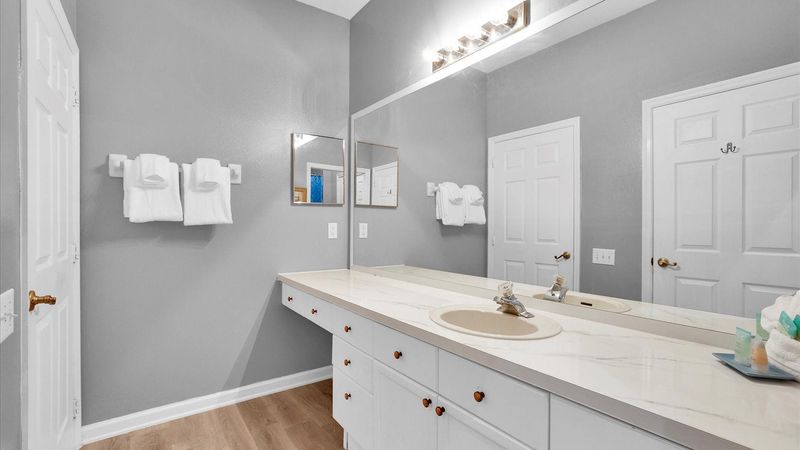 Shared Bathroom 2
Tub/Shower Combo
