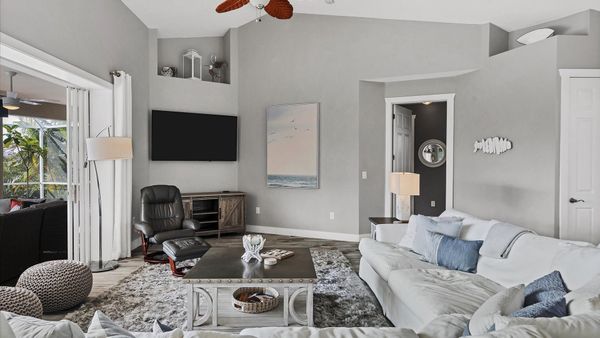 Relax in the living room
TV - 70"
