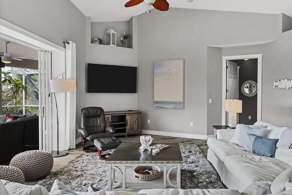 Relax in the living room
TV - 70"