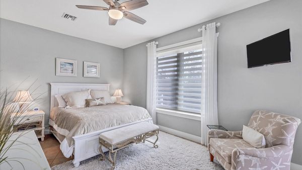 Queen guest bedroom with lanai access