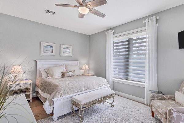 Queen guest bedroom with lanai access