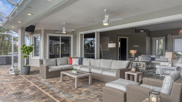 The perfect space for the best in outdoor Florida living
TV - 30"