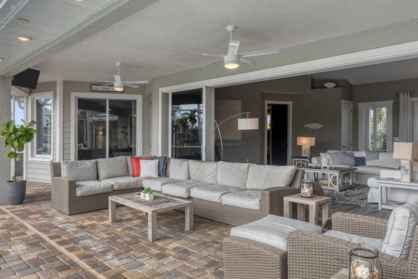 The perfect space for the best in outdoor Florida living
TV - 30"