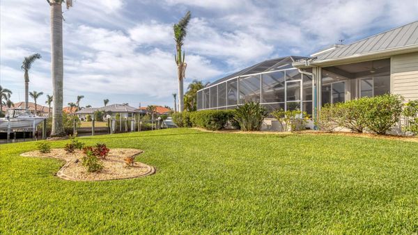 Peaceful backyard with plenty of space to enjoy (Boat lift not available)