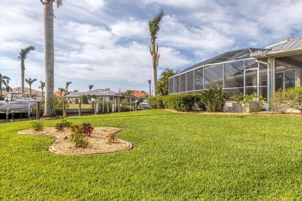 Peaceful backyard with plenty of space to enjoy (Boat lift not available)