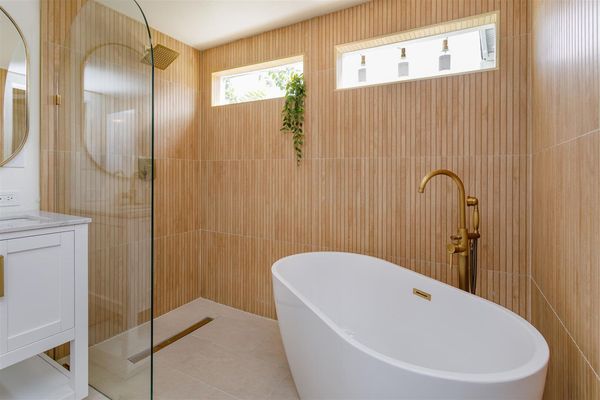 Master Bathroom (Angle 2)