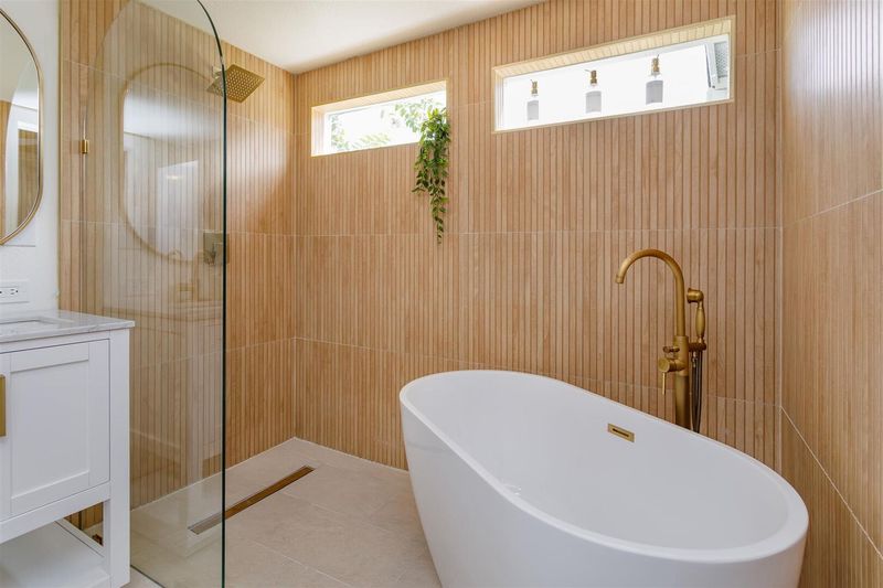 Master Bathroom (Angle 2)