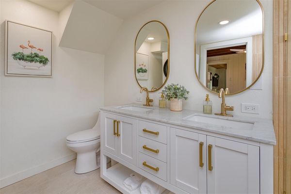 Master Bathroom (Angle)