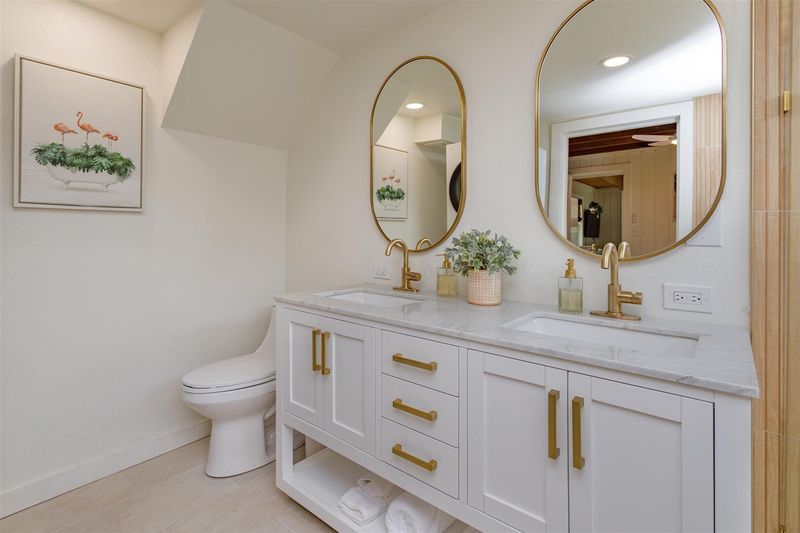 Master Bathroom (Angle)