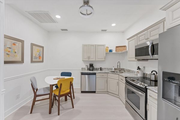 Eat-in kitchen