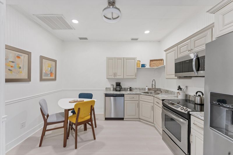 Eat-in kitchen