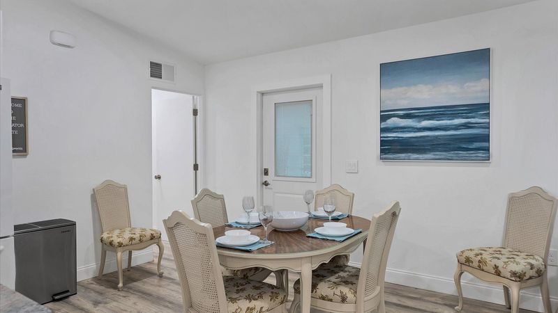 dining room, seats 6