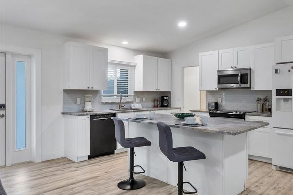 Beautiful, fully-equipped kitchen