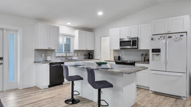 Beautiful, fully-equipped kitchen