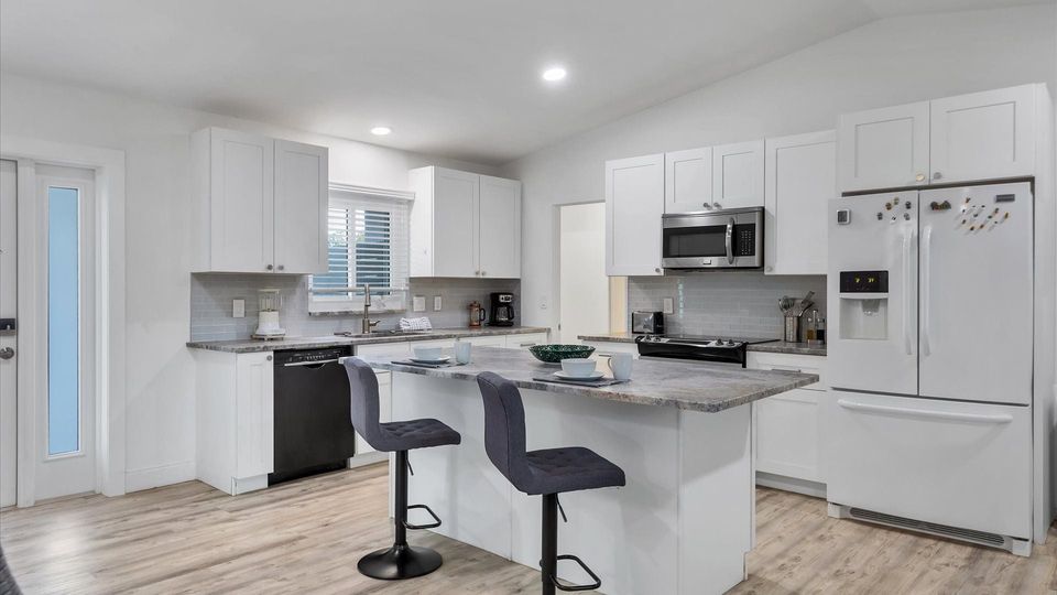 Beautiful, fully-equipped kitchen