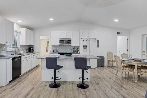 Beautiful, fully-equipped kitchen