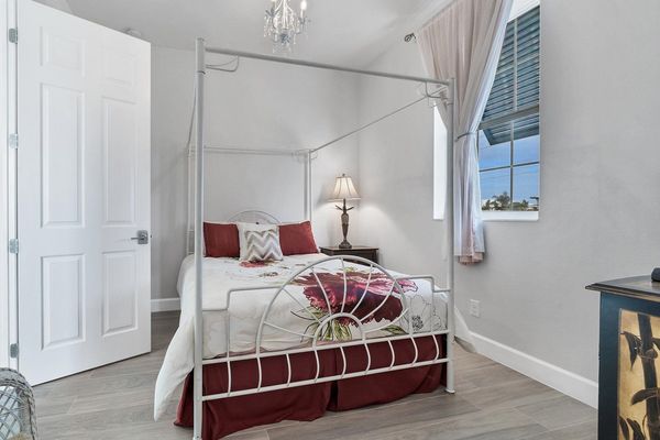 Upstairs guest bedroom with queen bed